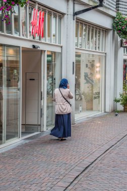 Amsterdam 'daki H & M Dükkanındaki Müslüman Kadın 2018