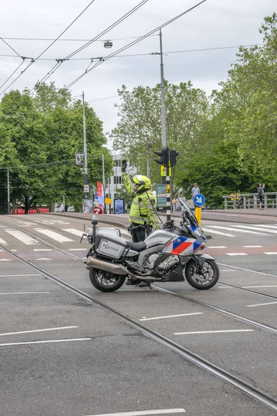 Poliziotto Che Regola Traffico Amsterdam Paesi Bassi 2019 — Foto Stock