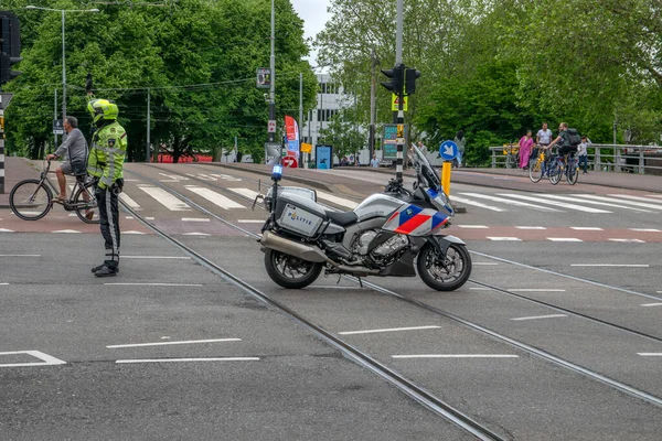 Kraftfahrzeugpolizist Regelt Den Verkehr Amsterdam Niederlande 2019 — Stockfoto