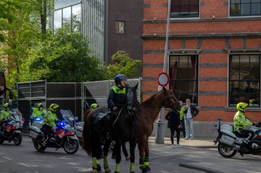 Ajax Hollanda Şampiyonu Partisi Amsterdam 2019 'dan sonra Ajax otobüslerine eşlik eden Atlı ve Motosikletli Polis