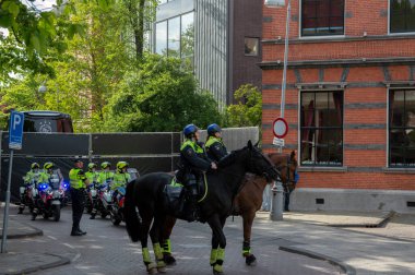 Ajax Hollanda Şampiyonu Partisi Amsterdam 2019 'dan sonra Ajax otobüslerine eşlik eden Atlı ve Motosikletli Polis