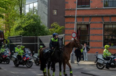 Ajax Hollanda Şampiyonu Partisi Amsterdam 2019 'dan sonra Ajax otobüslerine eşlik eden Atlı ve Motosikletli Polis