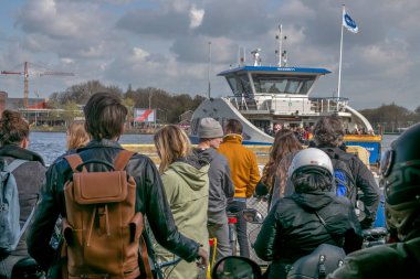 Amsterdam 'a giden feribottaki insanlar Kuzey Hollanda 2019