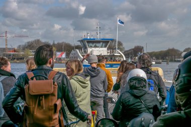 Amsterdam 'a giden feribottaki insanlar Kuzey Hollanda 2019