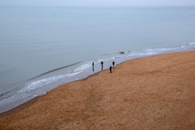 Scheveningen Plajında Yürüyen İnsanlar 28-12-2019