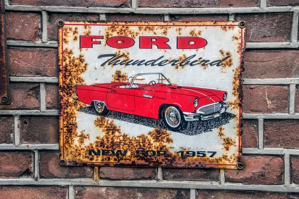 Oud Vintage Roestig Bord Van Ford Thunderbird Amsterdam Nederland 2018 — Stockfoto