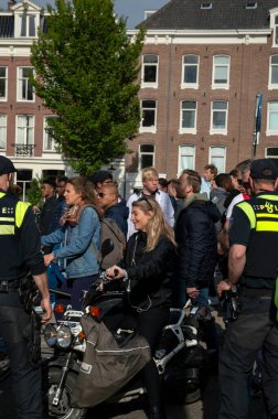 Ajax Hollandalı Müze Şampiyonu Amsterdam 2019 'da Polis Kalabalığı Kontrol Ediyor