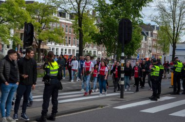 Ajax Hollandalı Müze Şampiyonu Amsterdam 2019 'da Polis Kalabalığı Kontrol Ediyor