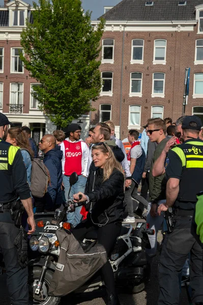 Ajax Hollandalı Müze Şampiyonu Amsterdam 2019 'da Polis Kalabalığı Kontrol Ediyor