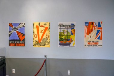 Amsterdam Verzetsmuseum 'da posterler. Hollanda 2019.