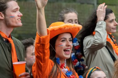 Hollanda 2019 'da Kingday' da teknede güzel bir bayan geziyor.