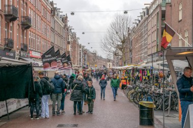 Amsterdam 'daki Albert Cuypmarkt Pazarı' nda Yağmurlu Gün. Hollanda 2019