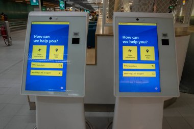 Schiphol Havaalanındaki Yardım Ekranı Hollanda 7-12-2019