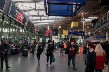 Manchester İngiltere 'deki Piccadilly tren istasyonunda kalabalık 8-12-2019