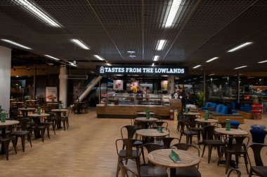 Hollanda 7-12-2019 Schiphol Havaalanı 'ndaki Ovalardan Restoran Tadı