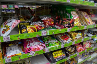 2016 'da Osaka Japonya' da Lawson süpermarketinde şeker satmak