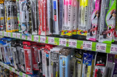 Lawson süpermarketinde kalem satmak Osaka Japonya 2016