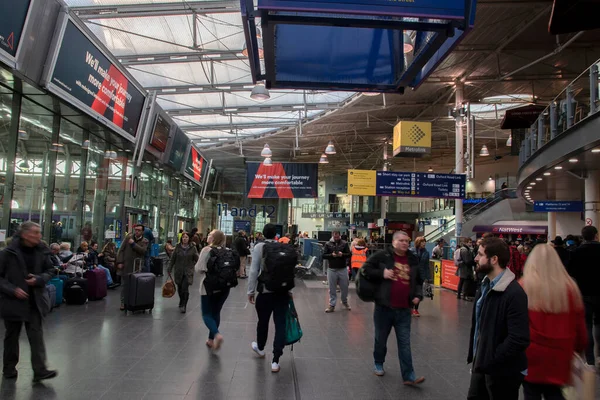 Πλήθος Στο Σιδηροδρομικό Σταθμό Piccadilly Στο Μάντσεστερ Της Αγγλίας 2019 — Φωτογραφία Αρχείου