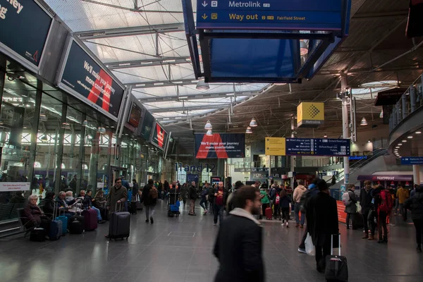 Πλήθος Στο Σιδηροδρομικό Σταθμό Piccadilly Στο Μάντσεστερ Της Αγγλίας 2019 — Φωτογραφία Αρχείου