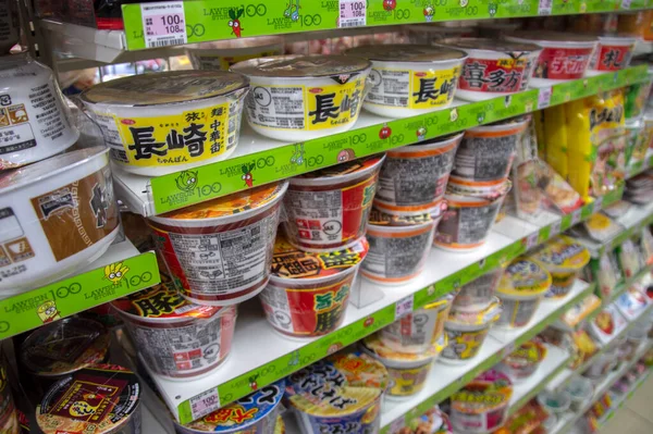 Venda Macarrão Supermercado Lawson Osaka Japão 2016 — Fotografia de Stock