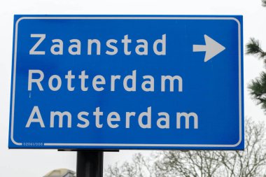 Yön tabelası Zaanstad Rotterdam Amsterdam 'a gidiyor Diemen' de 11-11-2021