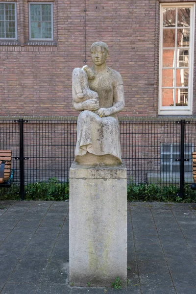 Statue Moeder Kind Amsterdam Netherlands 2020 — Stock Photo, Image