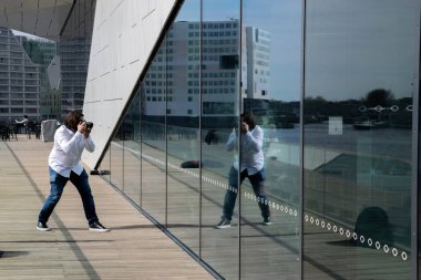 Hollanda 2019 'daki Amsterdam Eyefilm Binası' nda fotoğraf çekiyor.