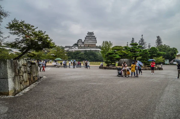 Τουρίστες Μια Βροχερή Μέρα Στο Κάστρο Himeji Ιαπωνία 2015 — Φωτογραφία Αρχείου