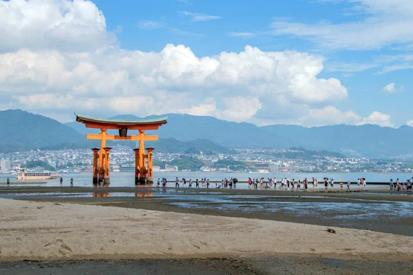 Itsukushima Tapınağı 'ndan Torii Miyajima Japonya 2016