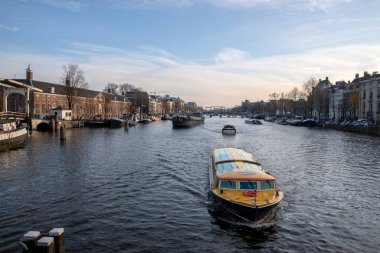 Amsterdam 'daki Blauwbrug Köprüsü' nden Hollanda 2019 'a giden tekneler görülüyor.