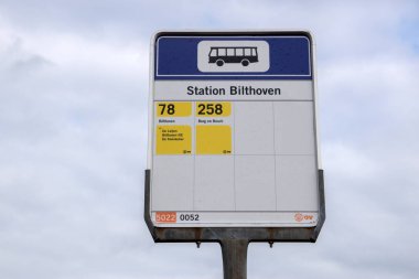 Bilthoven tren istasyonundaki otobüs durağı tabelası Hollanda 7-10-2020