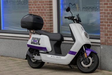 Amsterdam 'daki Kiralık Scooter' a bak. Hollanda 27-11-2020.