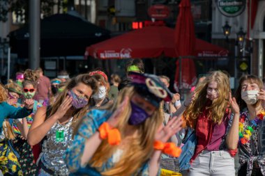 Amsterdam 'daki Blauwebrug Köprüsü' ndeki ayaklanma sırasında göstericileri kapatın. Hollanda 20-7-2020