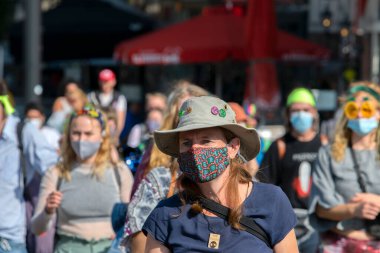 Amsterdam 'daki Blauwebrug Köprüsü' ndeki ayaklanma sırasında göstericileri kapatın. Hollanda 20-7-2020