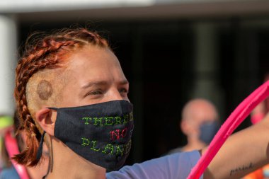 Amsterdam 'daki Blauwebrug Köprüsü' ndeki ayaklanma sırasında göstericileri kapatın. Hollanda 20-7-2020