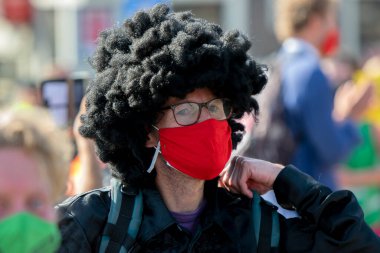 Amsterdam 'daki Blauwebrug Köprüsü' ndeki ayaklanma sırasında göstericileri kapatın. Hollanda 20-7-2020