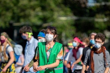 Amsterdam 'daki Blauwebrug Köprüsü' ndeki ayaklanma sırasında göstericileri kapatın. Hollanda 20-7-2020