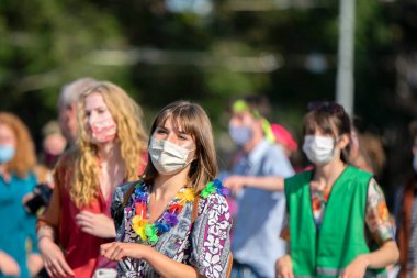 Amsterdam 'daki Blauwebrug Köprüsü' ndeki ayaklanma sırasında göstericileri kapatın. Hollanda 20-7-2020