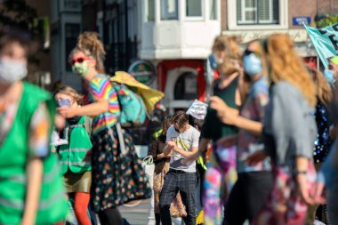 Amsterdam 'daki Blauwebrug Köprüsü' ndeki ayaklanma sırasında göstericileri kapatın. Hollanda 20-7-2020