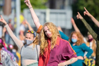 Amsterdam 'daki Blauwebrug Köprüsü' ndeki ayaklanma sırasında göstericileri kapatın. Hollanda 20-7-2020