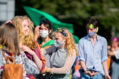 Amsterdam 'daki Blauwebrug Köprüsü' ndeki ayaklanma sırasında göstericileri kapatın. Hollanda 20-7-2020