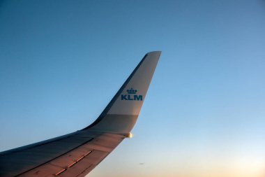 Schiphol 'daki KLM uçağının yakın kanadı, Hollanda 2019