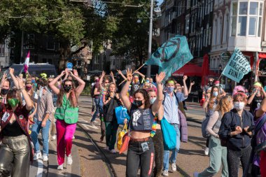 Hollanda 'daki Blauwebrug Köprüsü' ndeki ayaklanma sırasında dans gösterisi. 20-7-2020