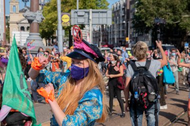 Hollanda 'daki Blauwebrug Köprüsü' ndeki ayaklanma sırasında dans gösterisi. 20-7-2020