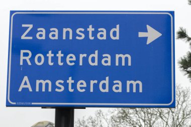 Yön tabelası Zaanstad Rotterdam Amsterdam 'a gidiyor Diemen' de 11-11-2021