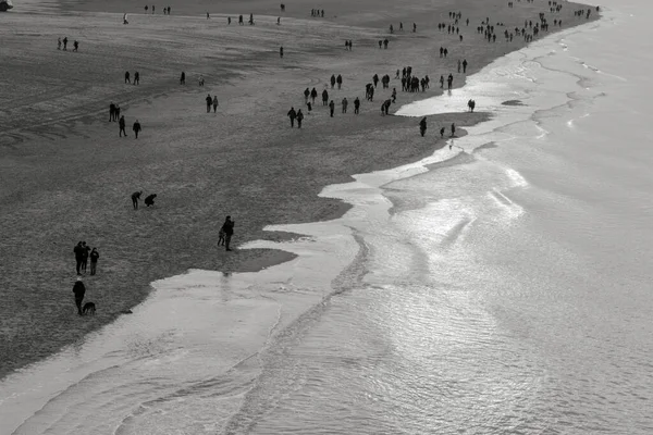 荷兰登哈格谢文宁根海滩上的人群28 2019年黑白相间 — 图库照片