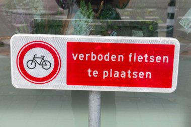 Hollanda 27-10-2019 Amsterdam 'a Bisiklet Yerleştirme Yasak Tabelasını İmzala