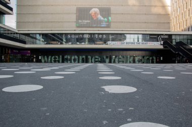 Hollanda 24-6-2020 Amsterdam 'daki boş Ziggo Kubbesi girişinde Düşük Açı Görünümü