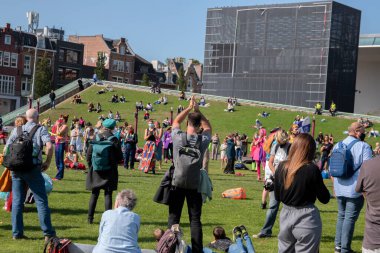  Hollanda 7-9-2020 tarihli Amsterdam Müze Meydanı 'nda Soykırım İsyan Grubu üyeleri dans ediyor.