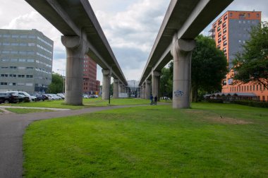 Amsterdam metrosunun bir kısmı Amsterdam 'daki Ganzenhoef İstasyonu' nun üzerindeki Hollanda 19-6-2020